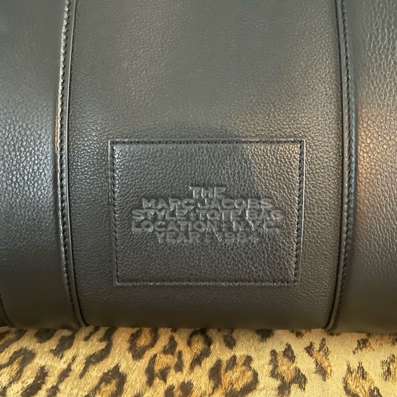 Marc Jacobs Black Tote Bag with Minimalist Design - Picture 3 of 14